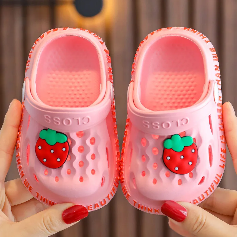 
2021 summer new arrival clog shoes boy girl cute cartoon kids beach slipper strawberry clog for kids 