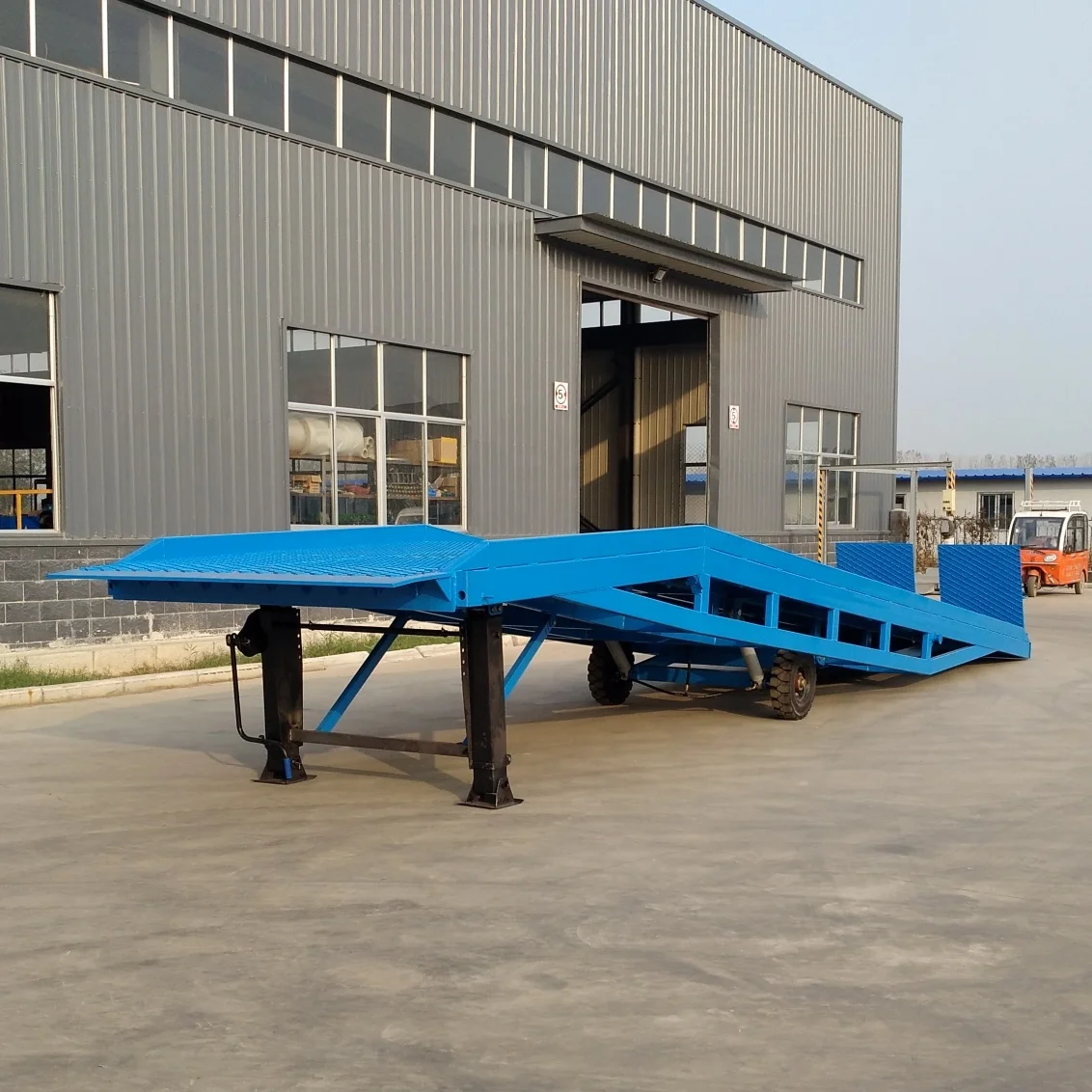 Container  Portable Loading Dock Ramp Platform Mobile Boarding Bridge Mobile hydraulic loading and unloading platform