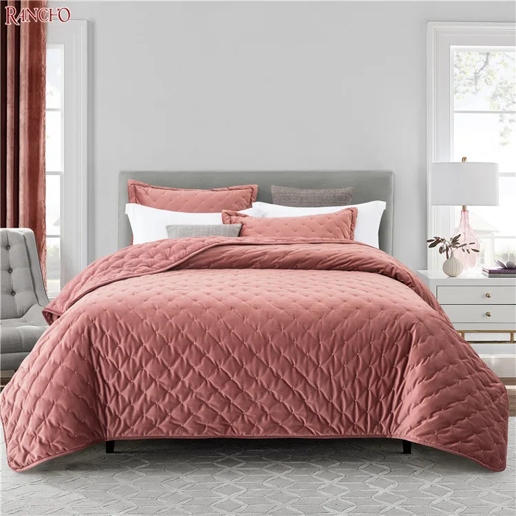 Hot Selling  Luxury Bedding Set Velvet Quilt Bedding Set Embroidered Bedspread on the Bed