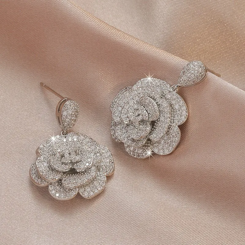 2023 New Style Extravagant Light Flower Earrings Retro Rose Flower Shape Fashion Zircon Stud Earrings Fashion Jewelry Brass