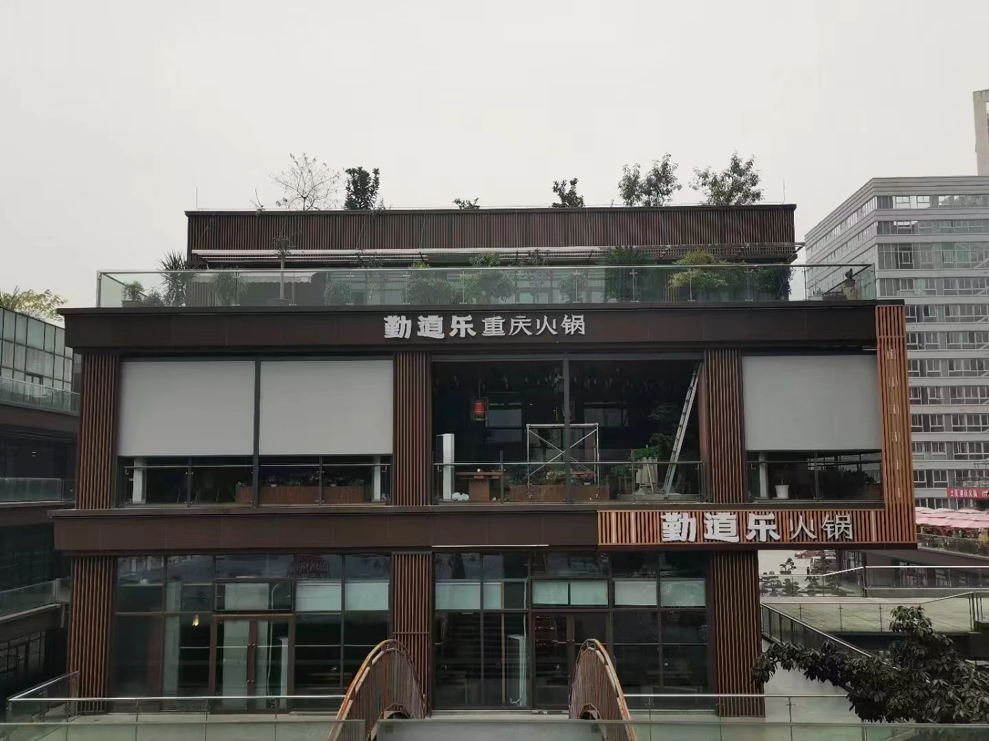 Wholesaler Customization  Aluminium Roller Shades Outdoor Rainproof Motorized Zipped Blinds