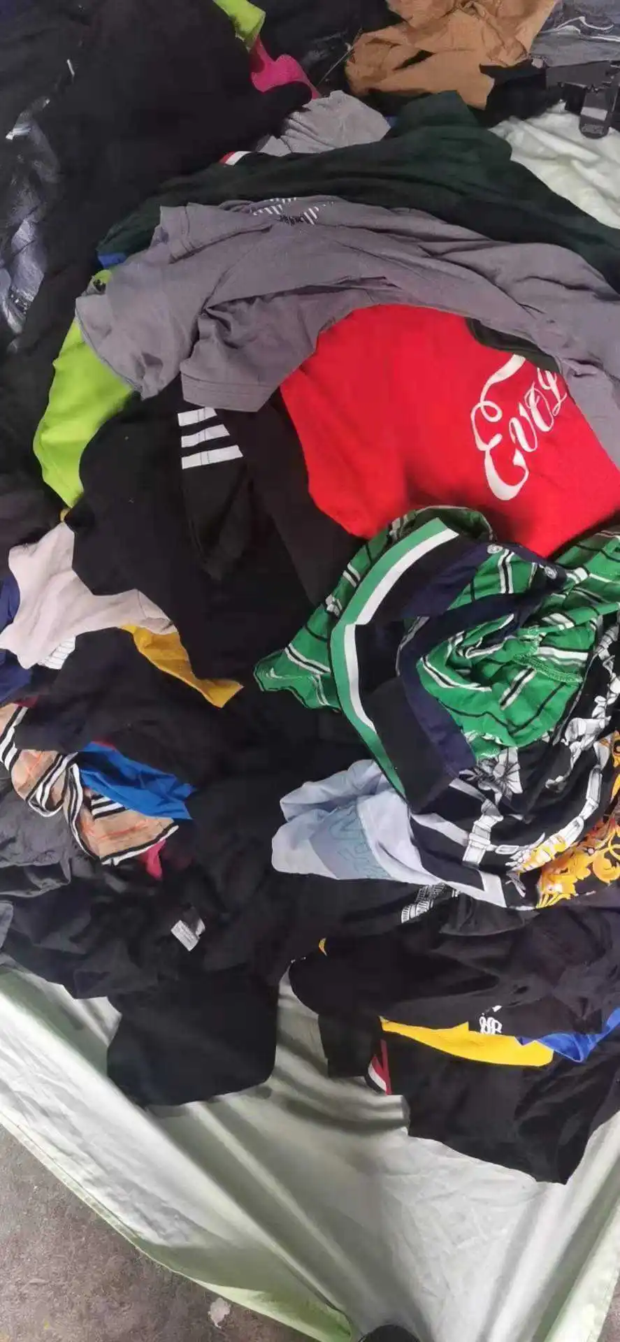 Apparel stock factory selling branded  t shirt mens clothing used clothes