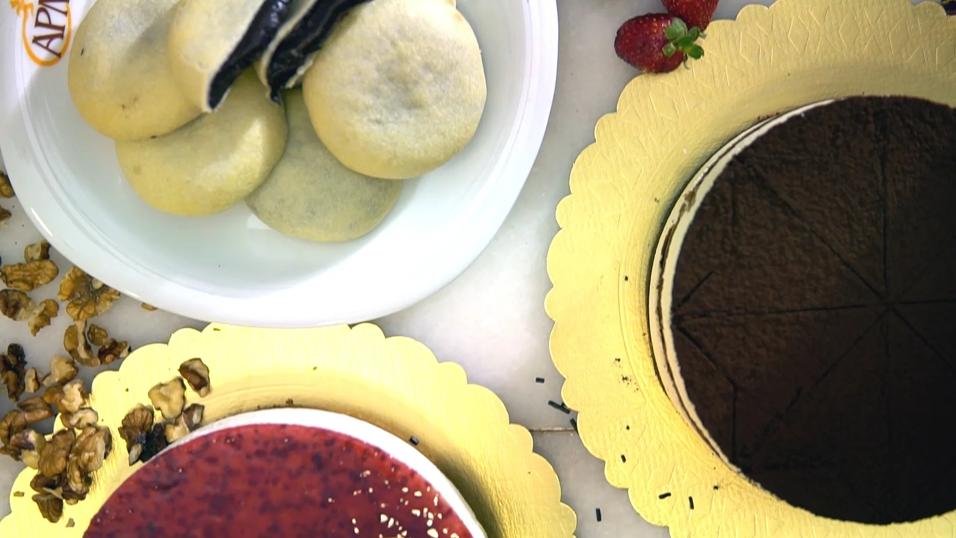 
APM HAZELNUT PRALIN SPREAD CREAM 5 % REAL HAZELNUT IN IT 