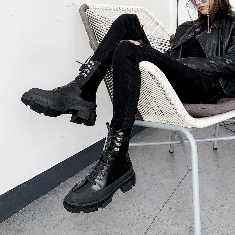 Прямая поставка, женские мотоциклетные ботинки из лакированной кожи с логотипом на заказ, женская обувь с заклепками, женские ботинки на платформе