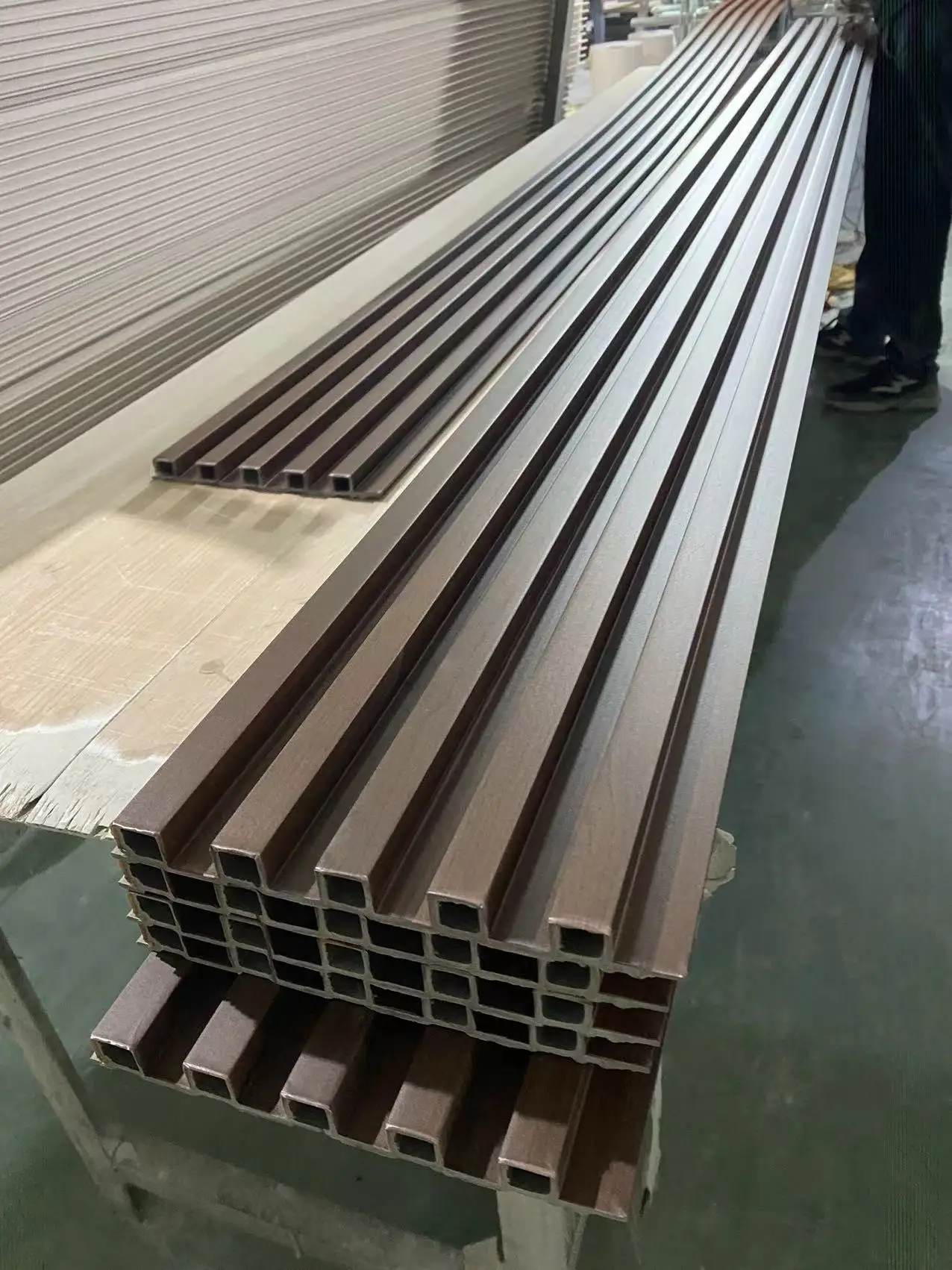 Лучшие продажи 150*18 * мм 3 м 160*24 дешевая цена Классическая деревянная цветная облицовка интерьера wpc стеновая панель ПВХ поверхность 219*26