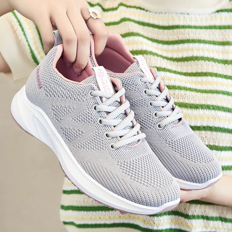 Custom OEM    Lightweight Casual Sneakers Flat Fashion Trend Breathable Soft Sole Ladies Sports Running Shoes