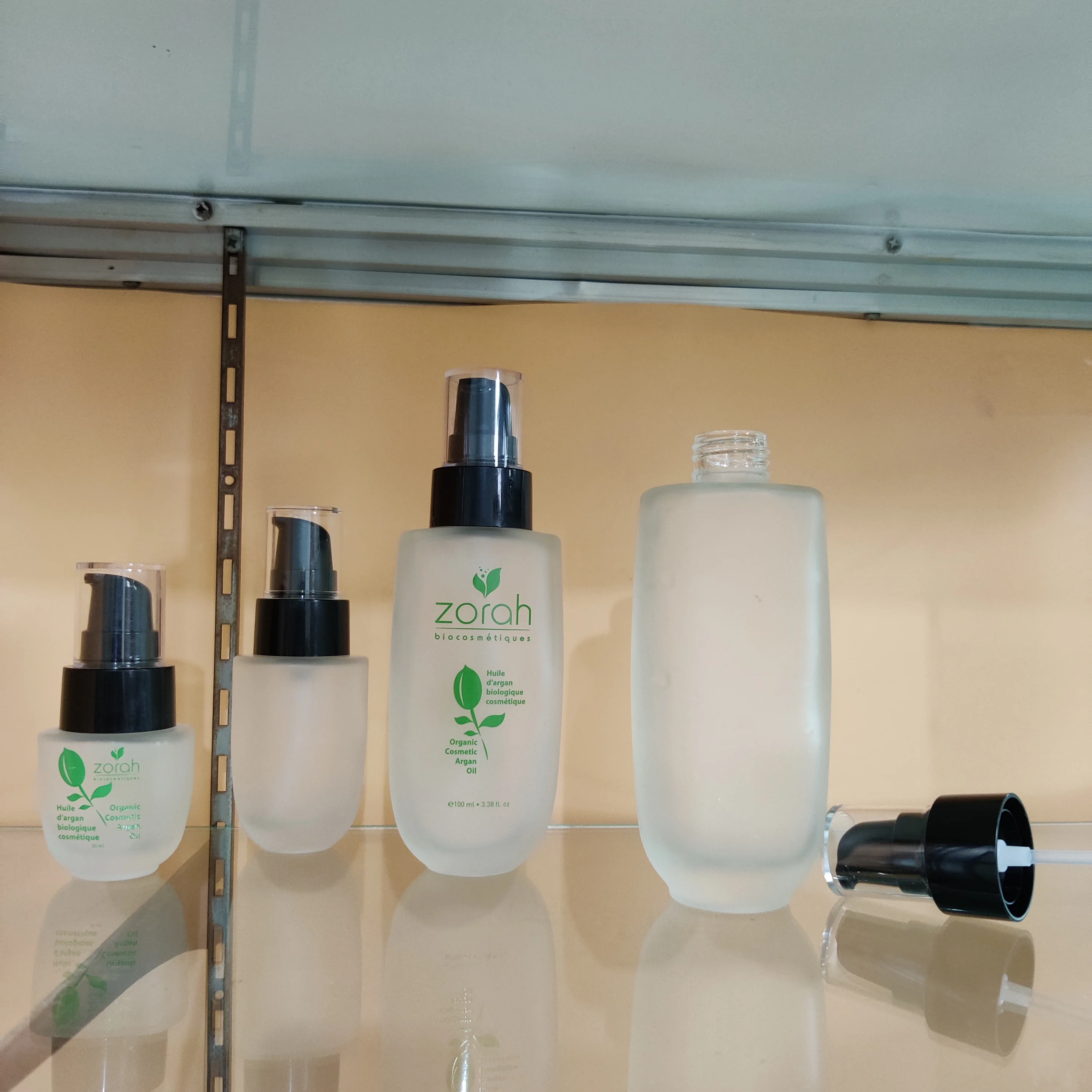 cosmetic packaging 50ml U shape foundation lotion clear flat glass bottle with silver pump