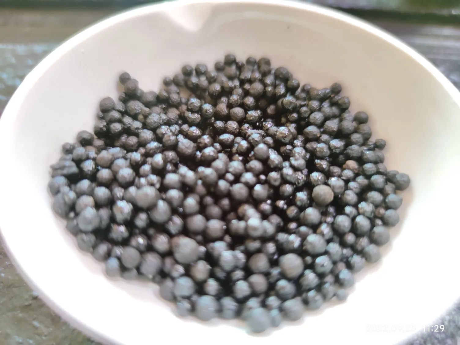 Soil conditioner fertilizer contains 15% nitrogen, phosphorus and potassium to regulate the degree of soil acidity and alkali to