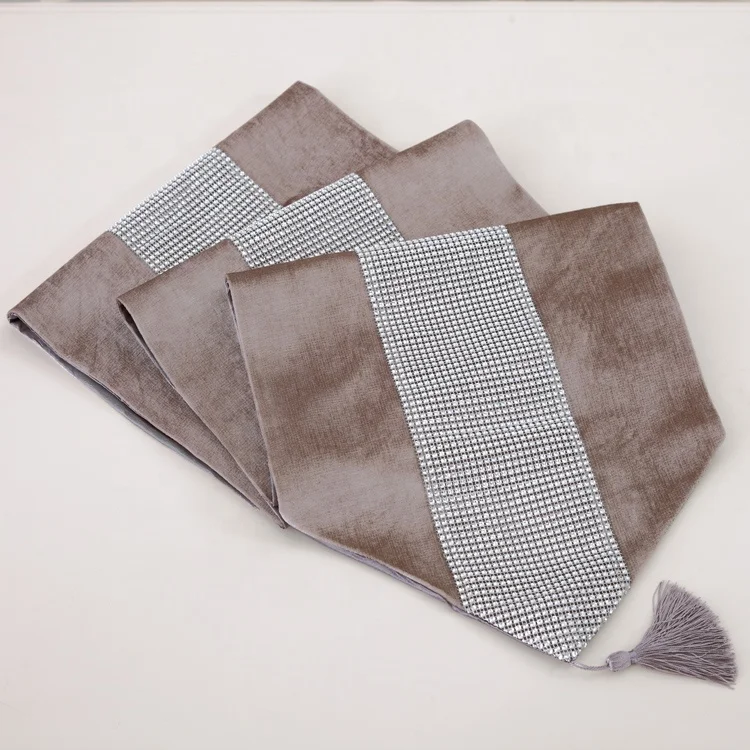 Luxury bulingbuling chain design velvet Christmas decorative table runner for home and hotel