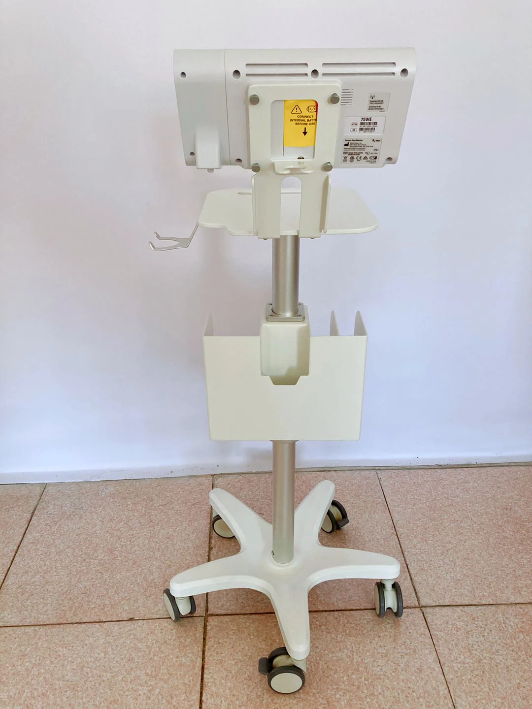 Больничная тележка, витражные знаки, монитор с подставкой, другая Больничная мебель, колесная тележка для медицинского оборудования