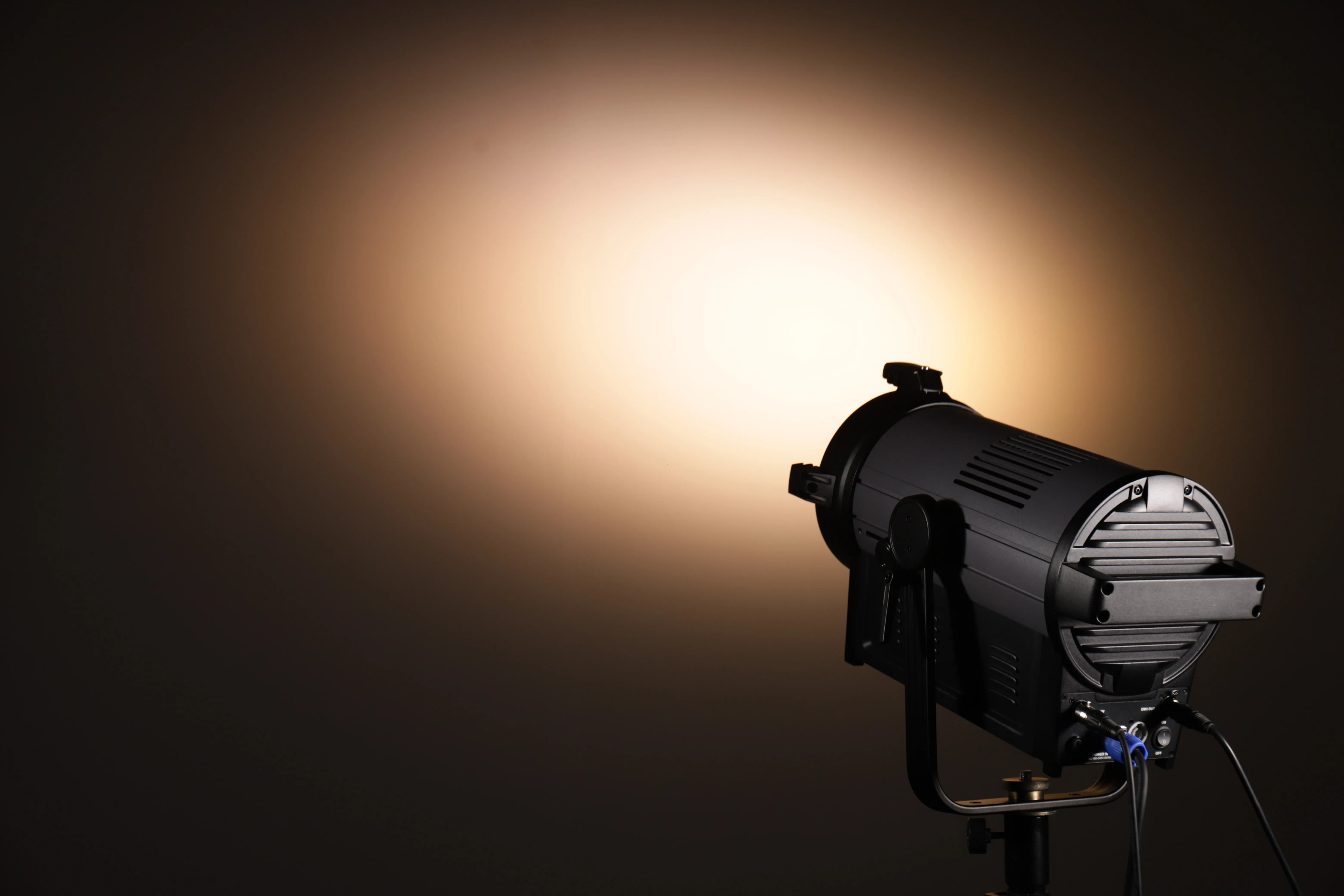 Electronic/Manual Zoom fresnel spot light TV station lighting