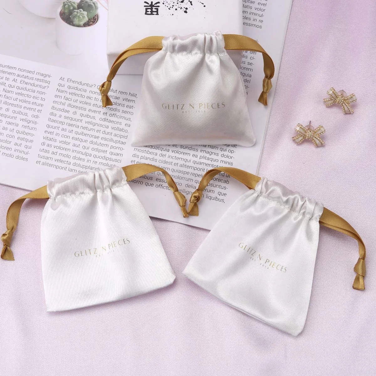 Маленькие атласные ювелирные изделия с принтом логотипа