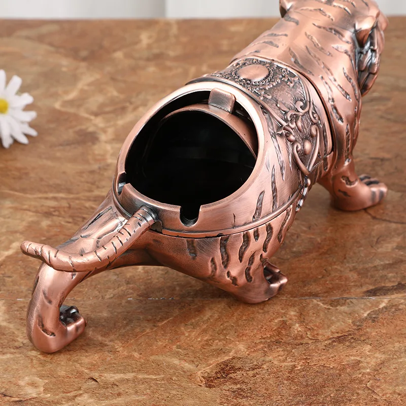 Wholesale Retro Cigarette Smoking Ashtray Animal Statue Metal Car Ashtray Holder With Lid