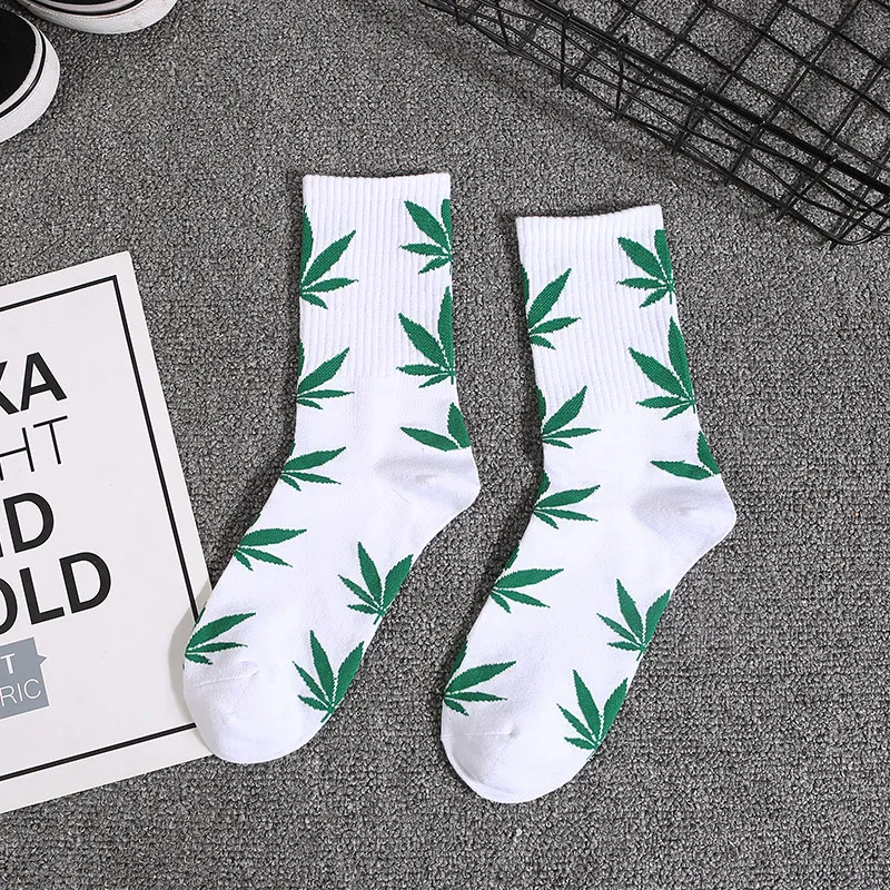 2022 New Arrivals Maple Leaf Weed Pattern Fashion Young Street Skateboarding Custom Cotton Socks Men