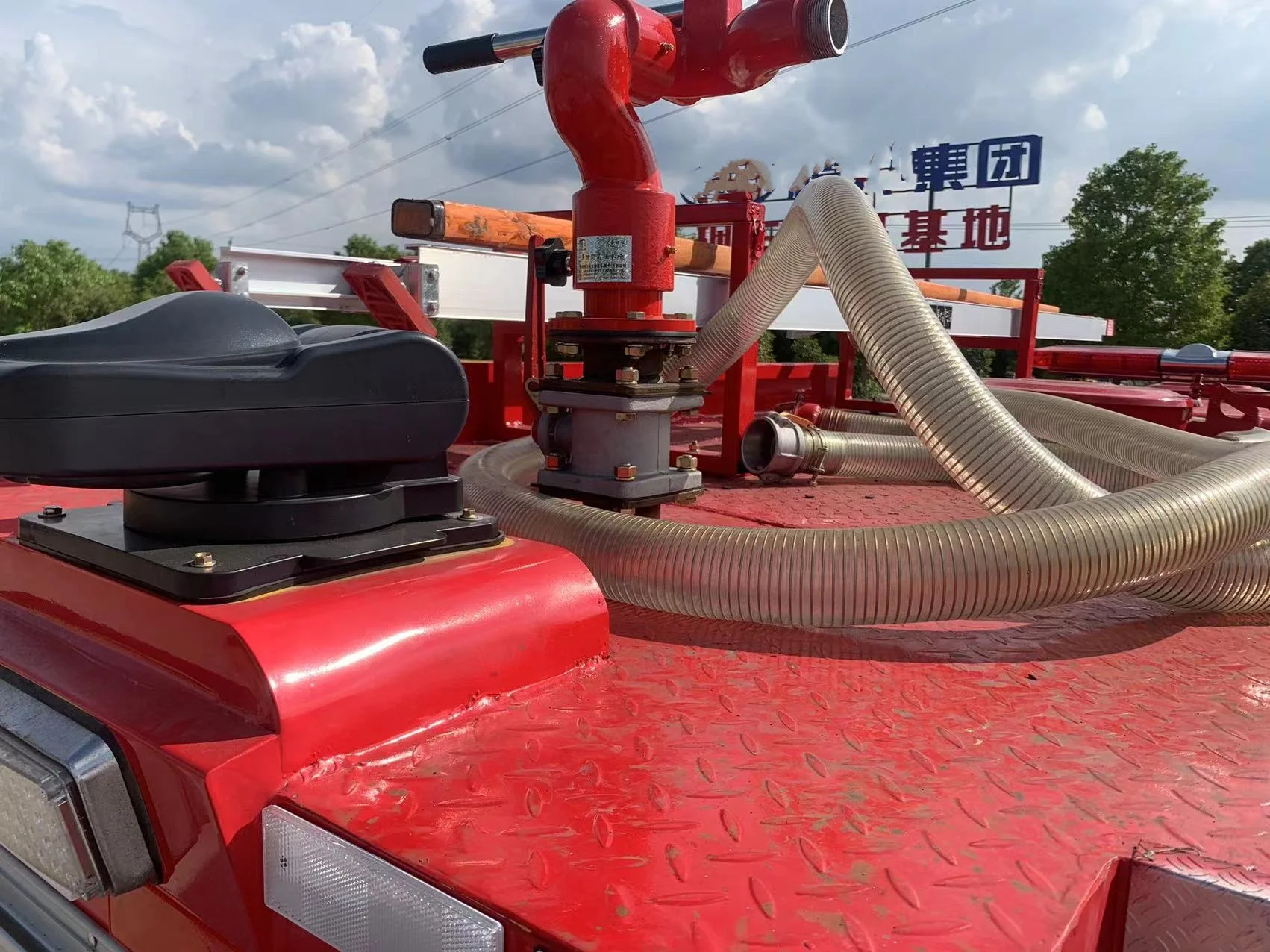 mini small Dongfeng 2 ton holding 2+3 men jet height 40m maximum 100km/h water tank fire truck