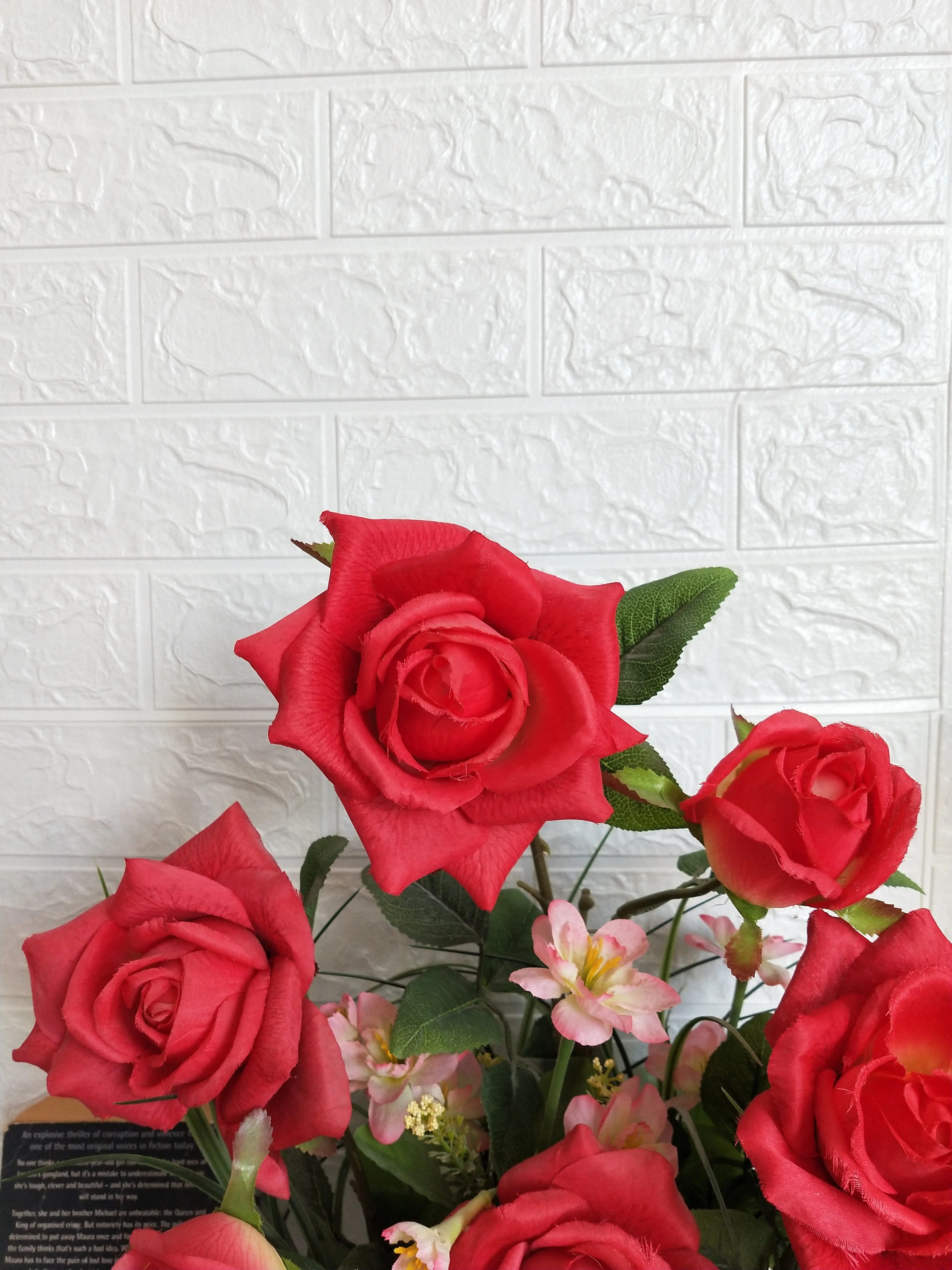 2024 the best seller product Gift Red  artificial flower Rose  arrangement in vase for wedding