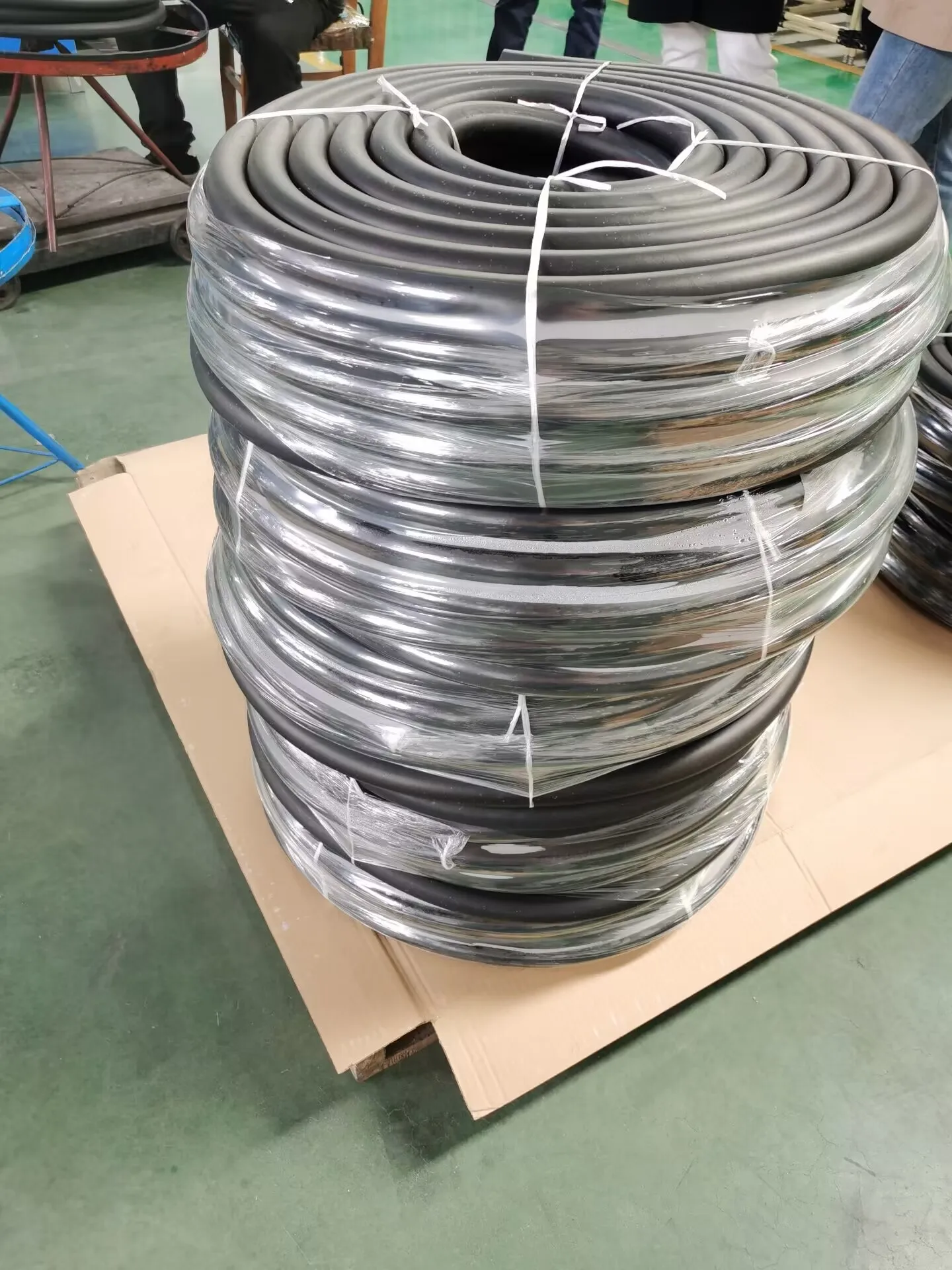 Manufacture supply EPDM sealing foam strip solid circular rubber soft cylindrical sponge motor cabine strips