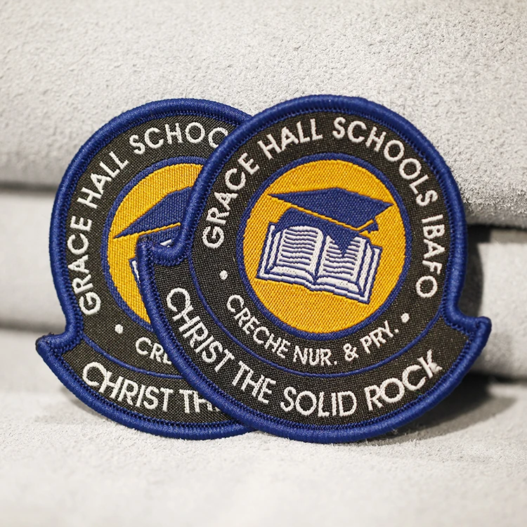 Высококачественные значки профессиональный производитель индивидуальная форма тканые школьные именные знаки с логотипом нашивки для шитья