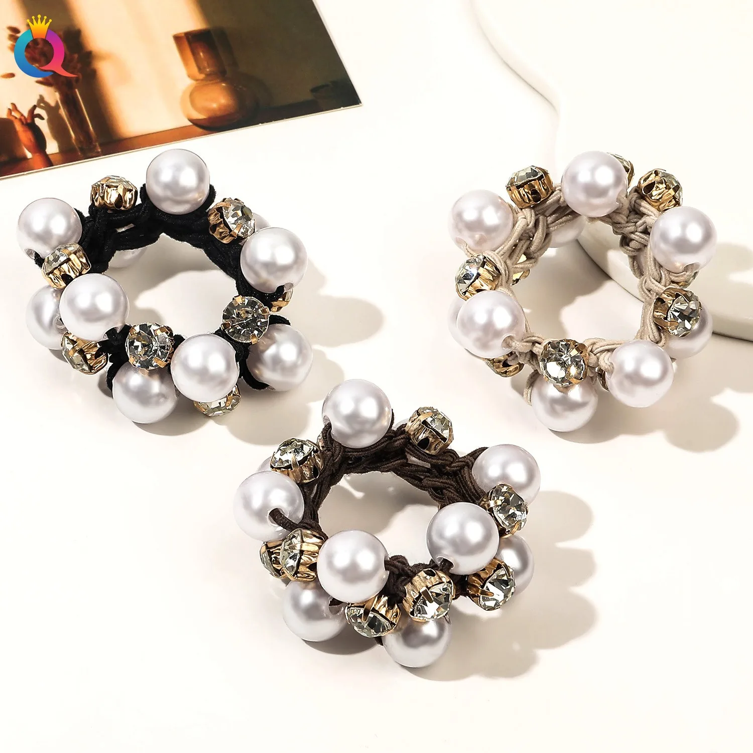 Плетеная резинка для волос с жемчугом