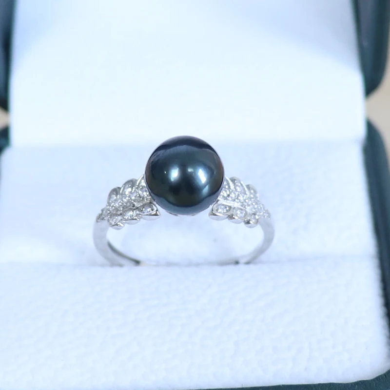 
natural tahitian pearl ring adjustable,high luster,round shape,very clean surface,925 silver mountings,flexible size 