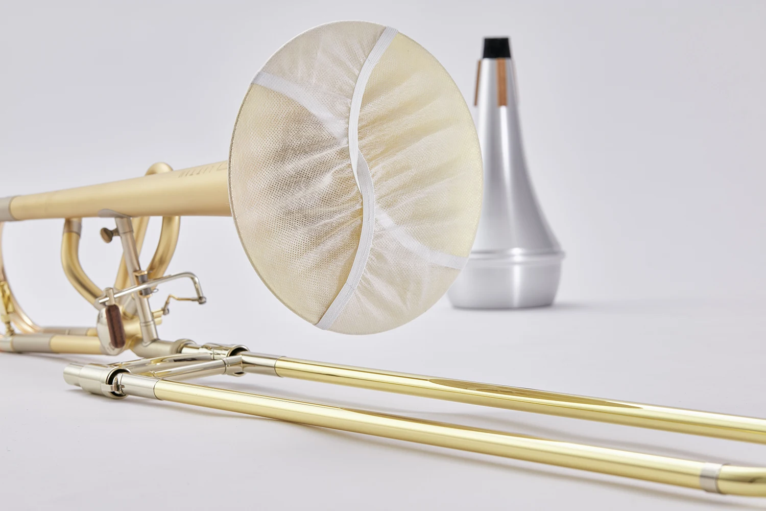 Brass instruments spray hood mask-filter catches droplets firmly