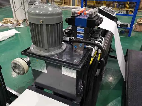 Paper/Adhesive Sticker/Non Woven Fabric Roll To Sheets Cutting Machine With Pallet Stacking Functions