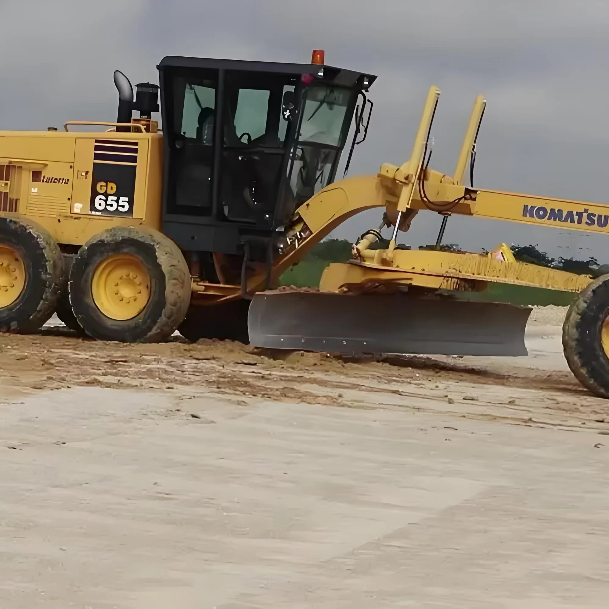 Оригинальный использованный грейдер komatsu 655 521 623 661 611 705 GD511 GD655 грейдерский насос низкая цена для продажи