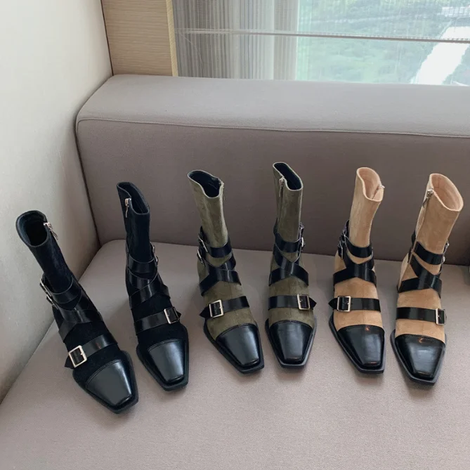 The new Fall/winter 2022 chunky heel boot girl with thigh-high belt buckle and cross-strap rider boot girl