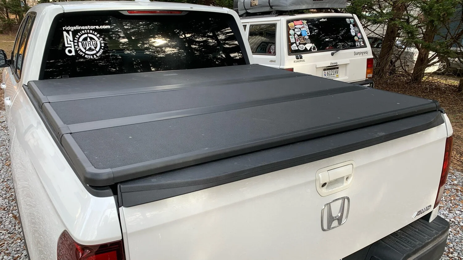 Thailand Quality 4x4 Pickup Hard Tri-Fold Cover Truck Tonneau Bed Cover for Ford Ranger XLT XLS Wildtrak Raptor F150