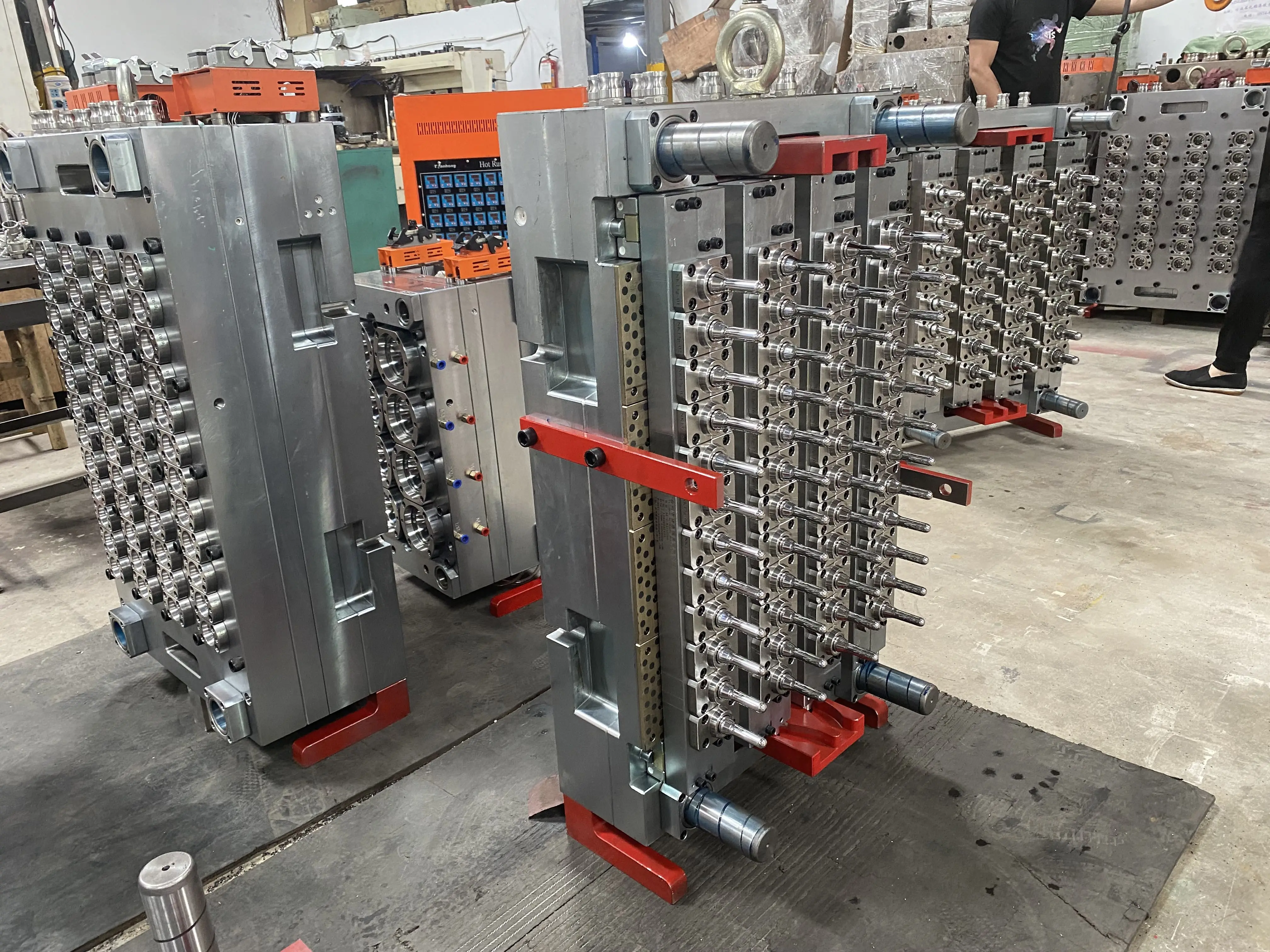 Высокоскоростная машина для литья под давлением ПЭТ-бутылок, 24 полости