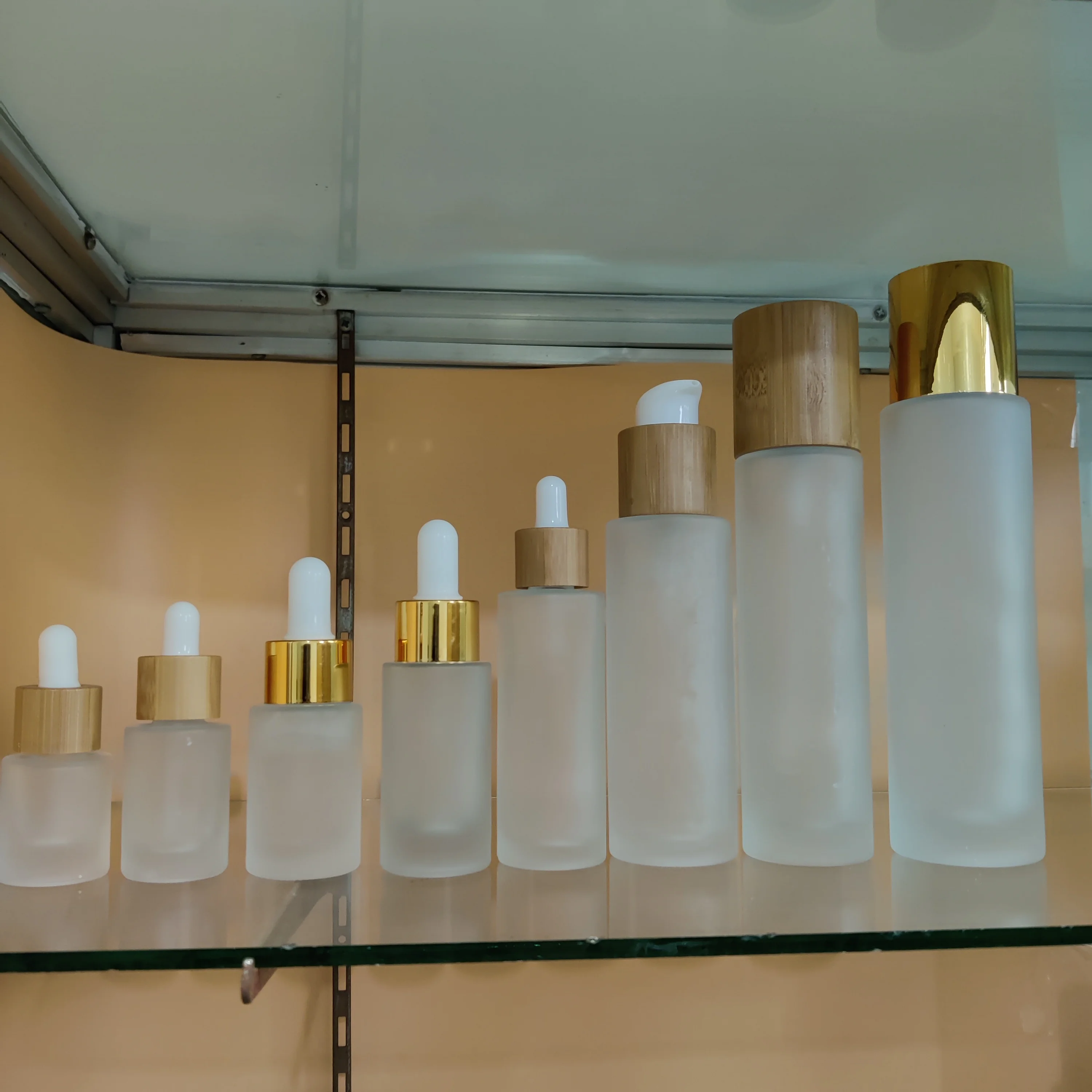 High quality 1 oz 1/2 oz 1 fl oz 2 oz 4 oz bamboo pump/dropper empty  frosted round  glass bottles for cosmetics