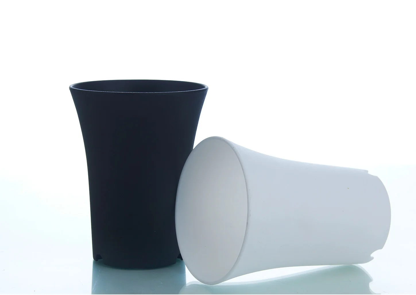 
wholesale decorative round white and black garden indoor outdoor modern PP plastic flower pots 