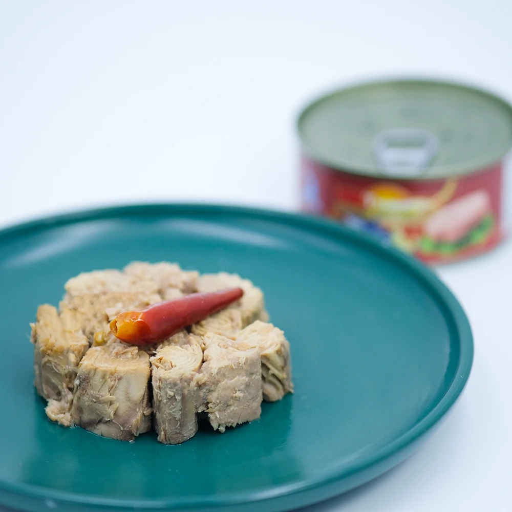 Customized 160G Halal Certified Tuna Bonito Skipjack Spicy Canned Tuna Preserved in Oil Seafood Body Style