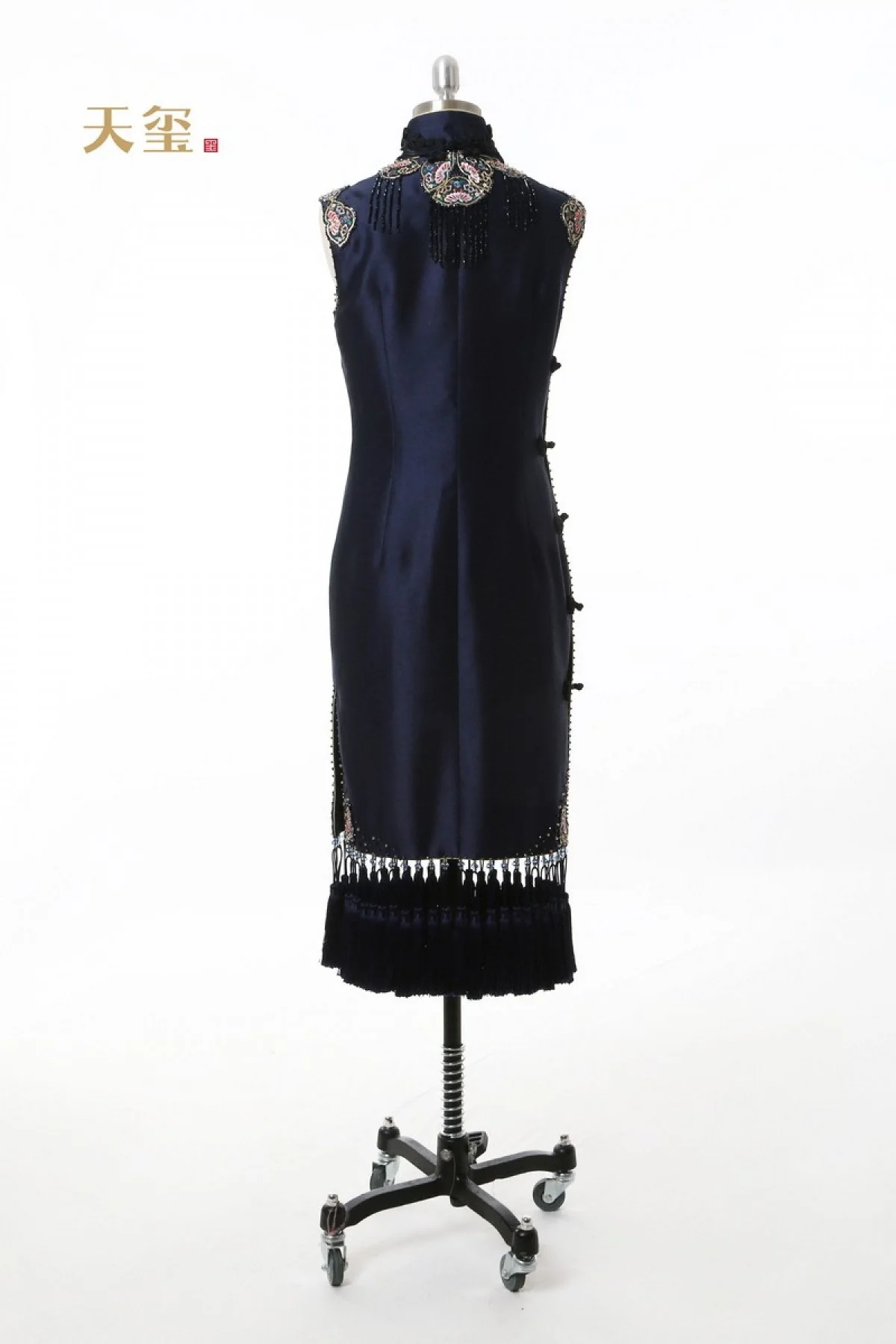 Chinese Cheongsam pipao chirpaur bespoke luxury custom wedding bridal bride mother of bride plus size oriental knot button