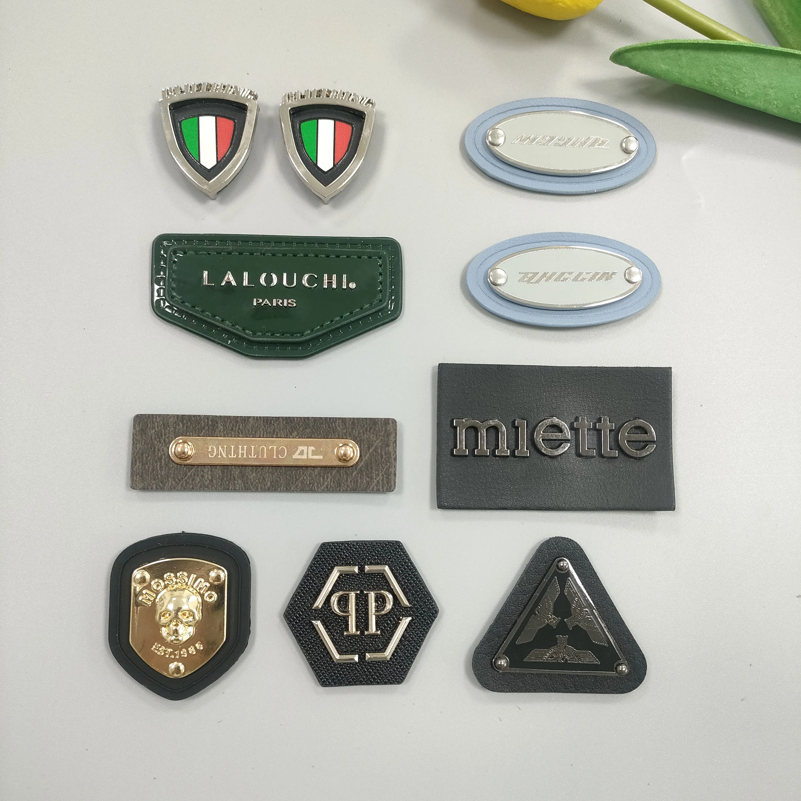 Factory wholesale manufacturing metal nameplate  PU metal logo for clothing