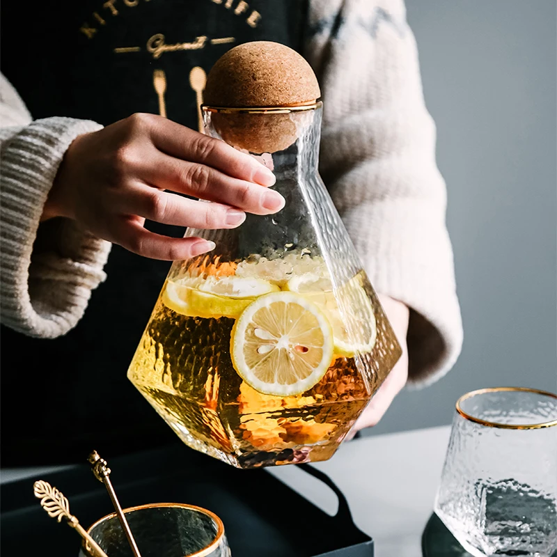 Кувшин для воды шестигранный геометрический объемом 1,3 л с 4 чашками, чайник горячий и холодный, диспенсер для напитков, кувшин из боросиликатного стекла