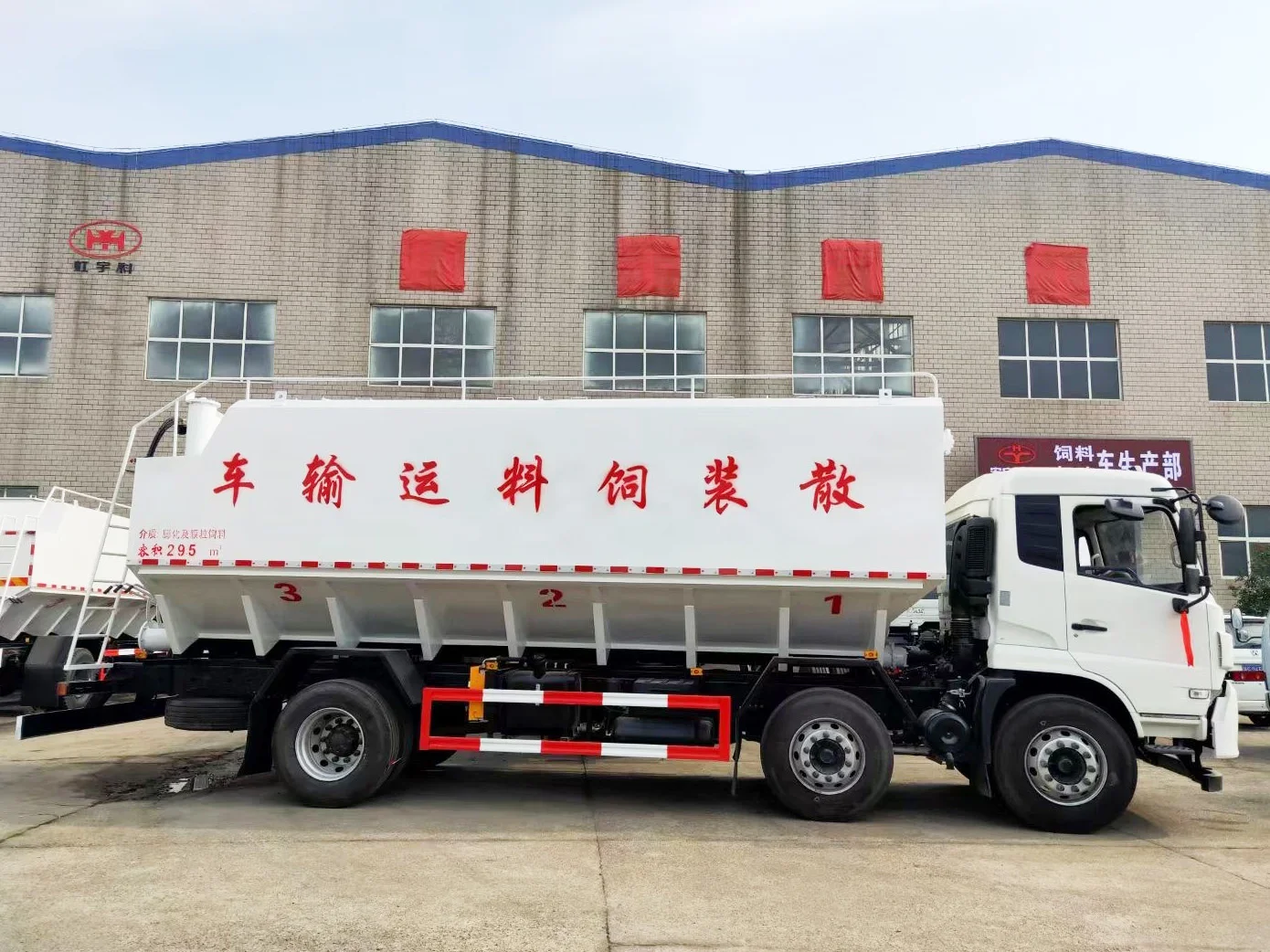 DONGFENG 30 М3 грузовик для перевозки корма на продажу/6x2 в реальном времени