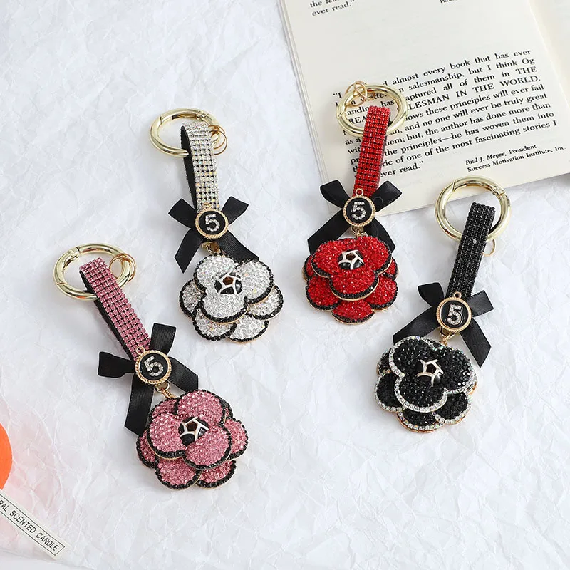 
2021 new creative diamond-studded camellia letter No. 5 ladies keychain, car keychain 