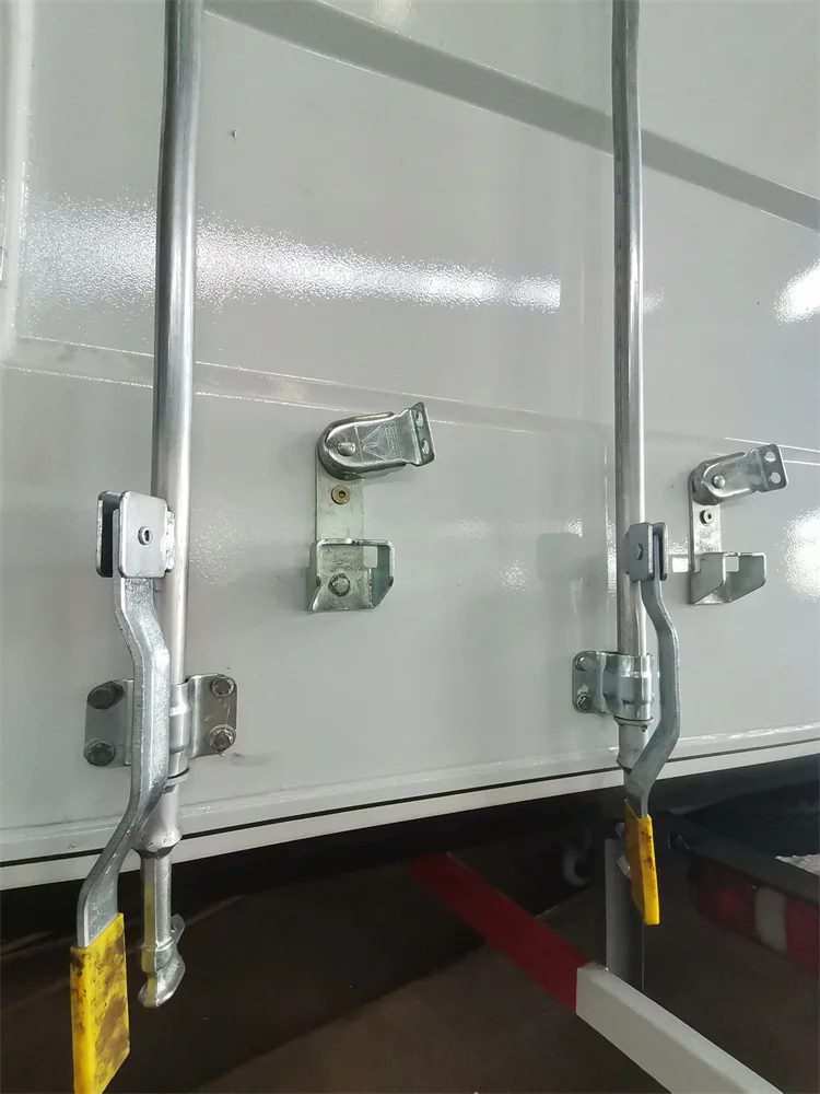 New Dongfeng 4*2 Small Light Cargo Truck 8 Tons In China