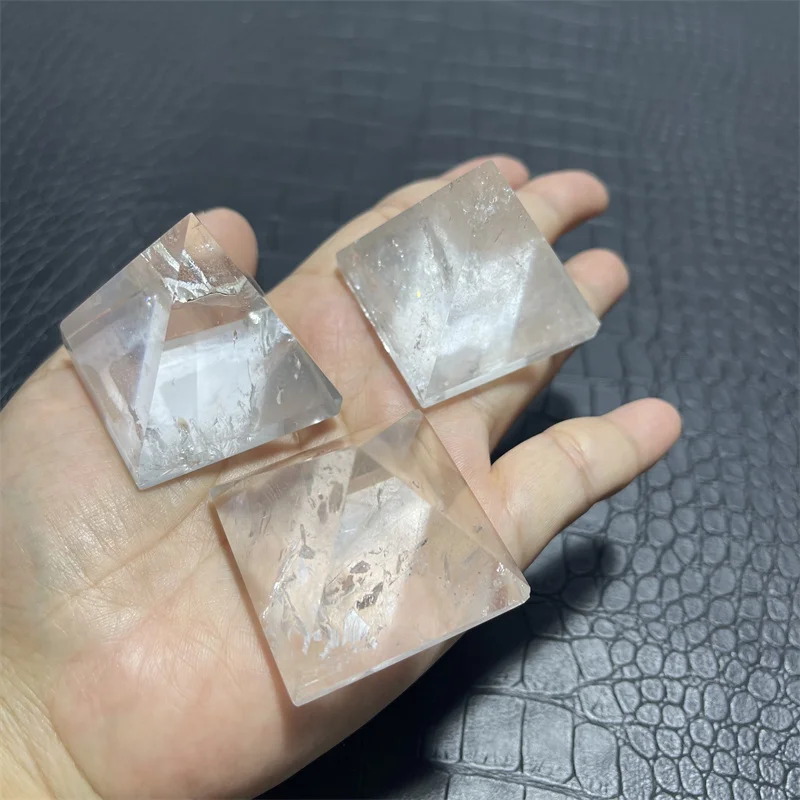 Оптовая продажа натуральная ручная резная исцеляющая кристаллическая пирамида прозрачная кварцевая для продажи