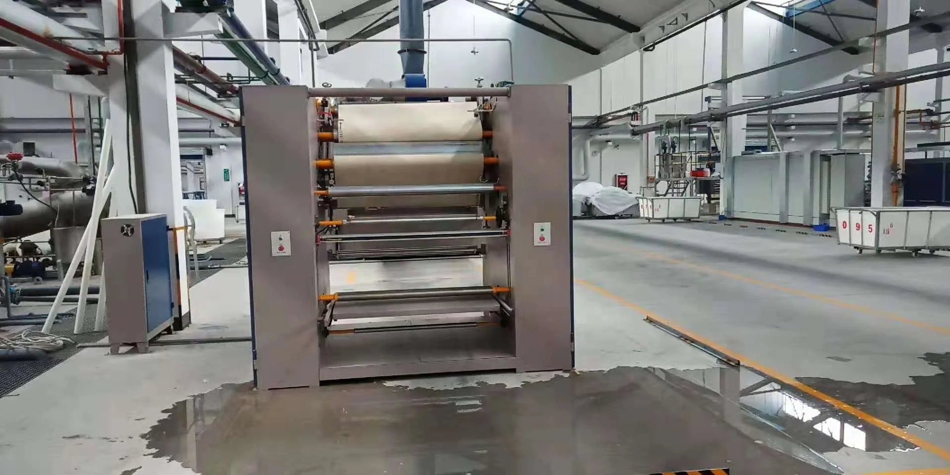 Vertical felt calender machine used for setting polyester and cotton fabric