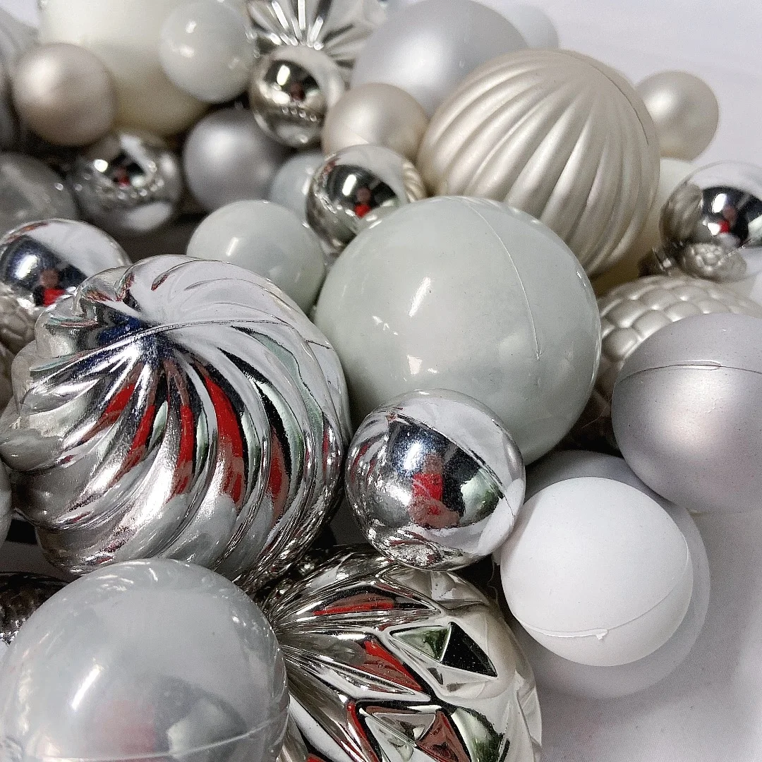 Ssenmasine 13 inch Christmas decoration supplier 33cm bauble wreaths Indoor Christmas Decoration plastic christmas ball wreath