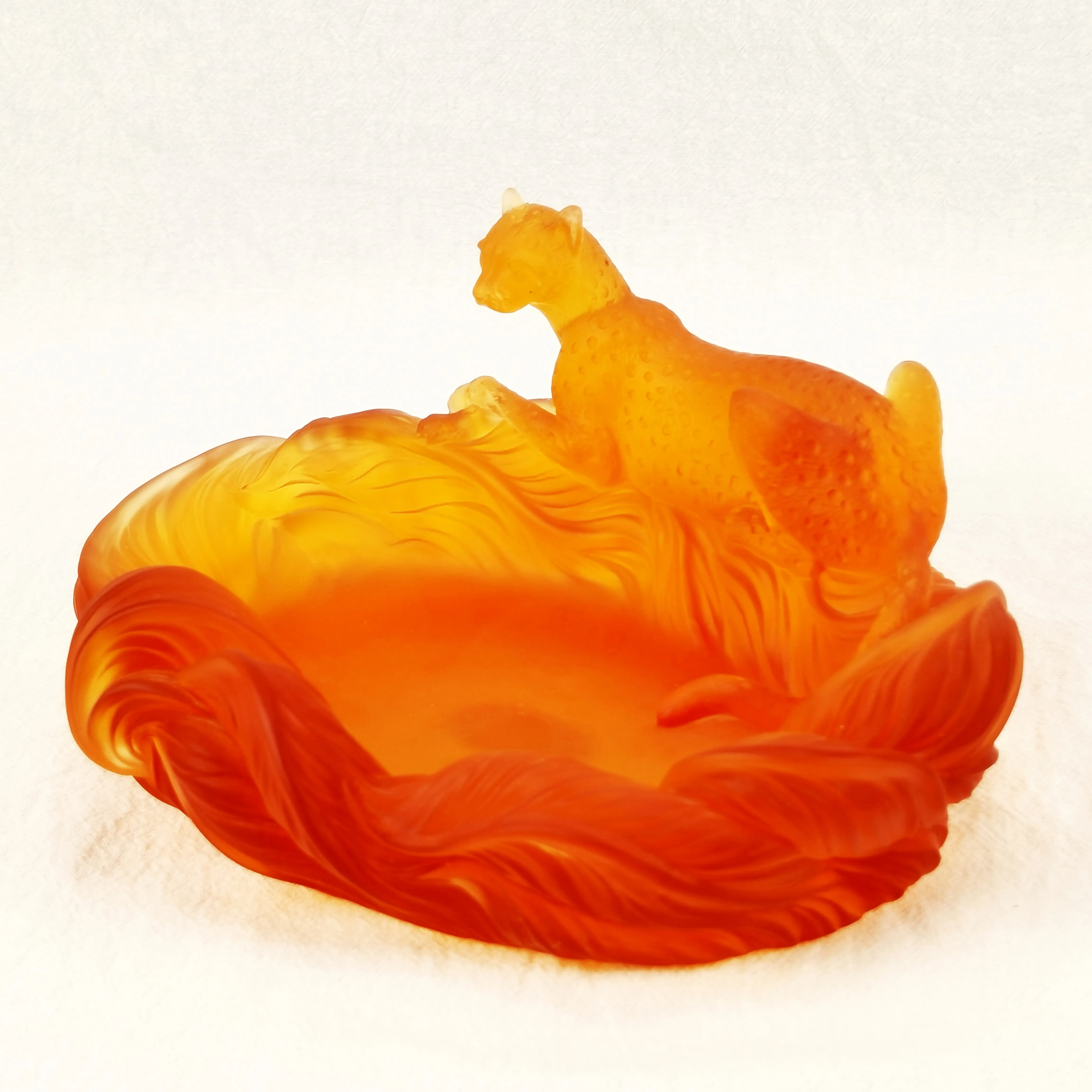 2023 luxury  style business gift  artificial   panther ashtray crystal cigar  ashtray decorative for home  hotel office ornament