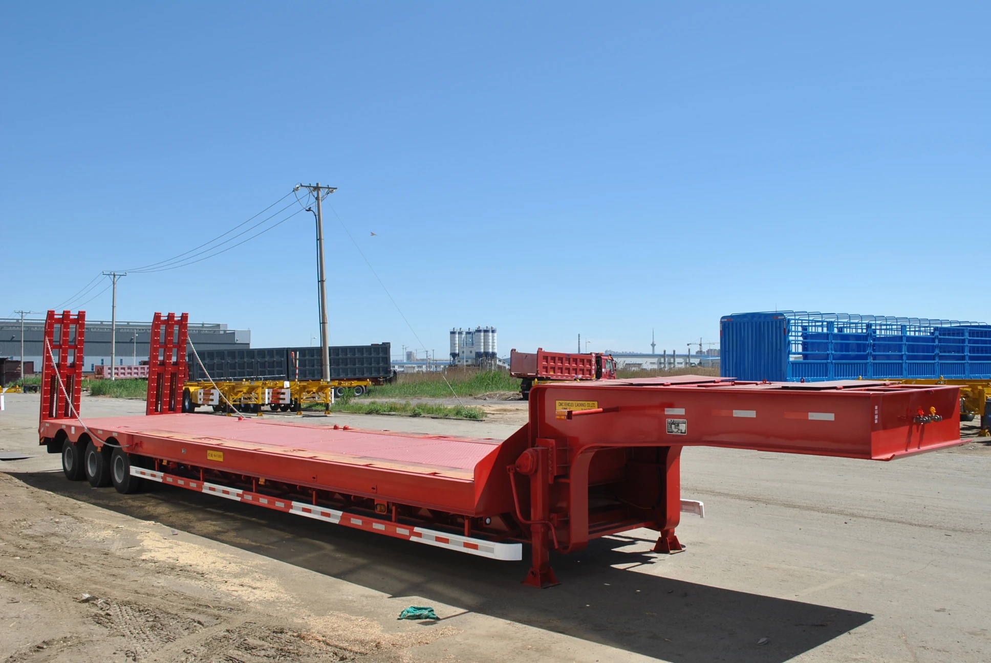 High Quality Truck with Large Load Capacity Low Plate Semi-trailer with Boards on Both Sides