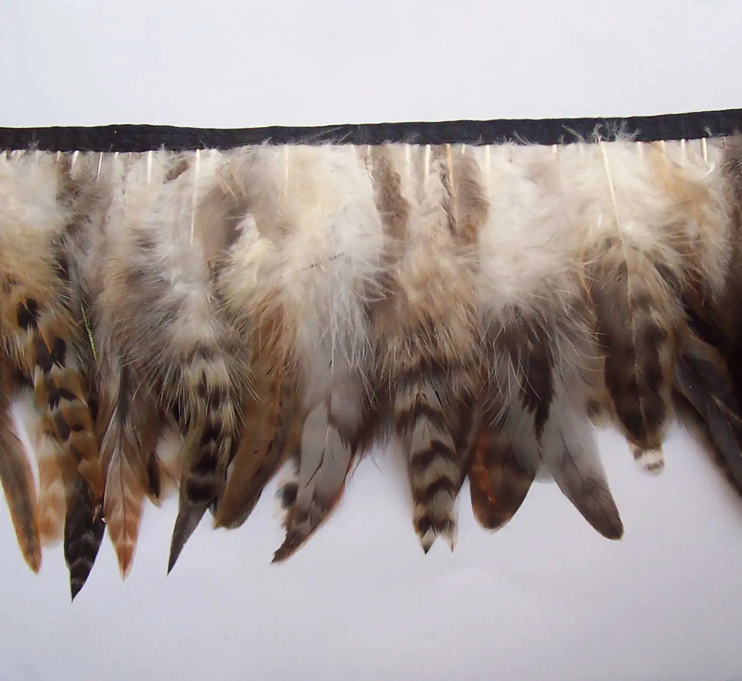 Природный серый Шиншилла петуха в полоску с отделкой из перьев