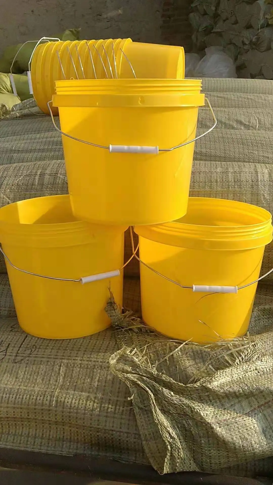 Wholesale 10L 15L 18L 20L plastic bucket PP plastic paint bucket with lid and handle