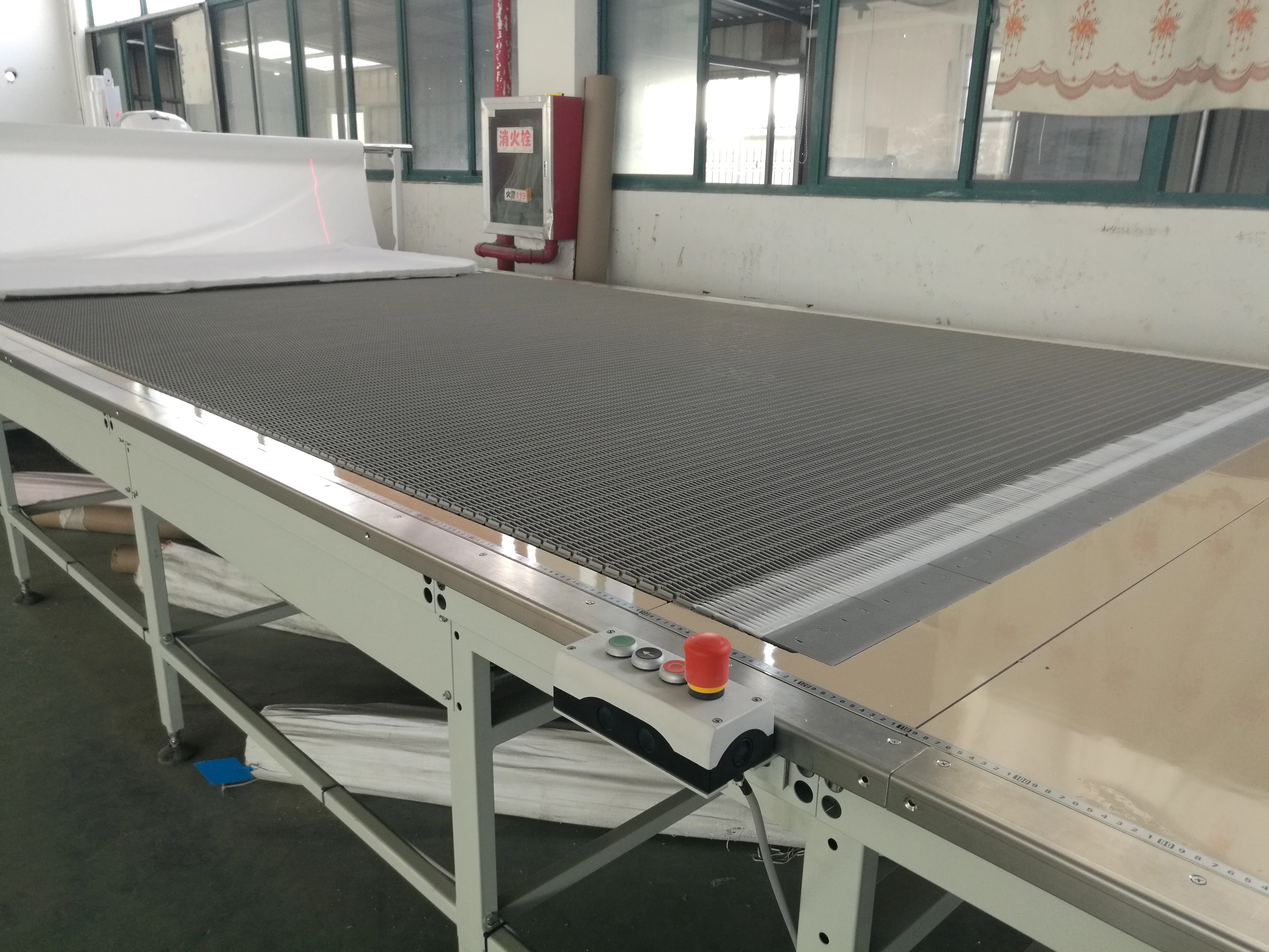 Расширительный стол для ткани на гусеничном ходу для расширительной машины с устройством воздушной флотации