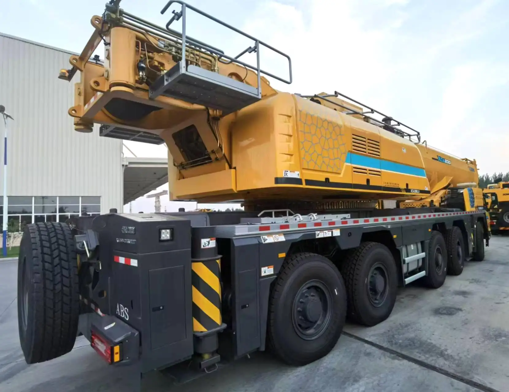 XCMG Official XCA200L8 Used Telescopic Crane Truck 200 Ton high quality