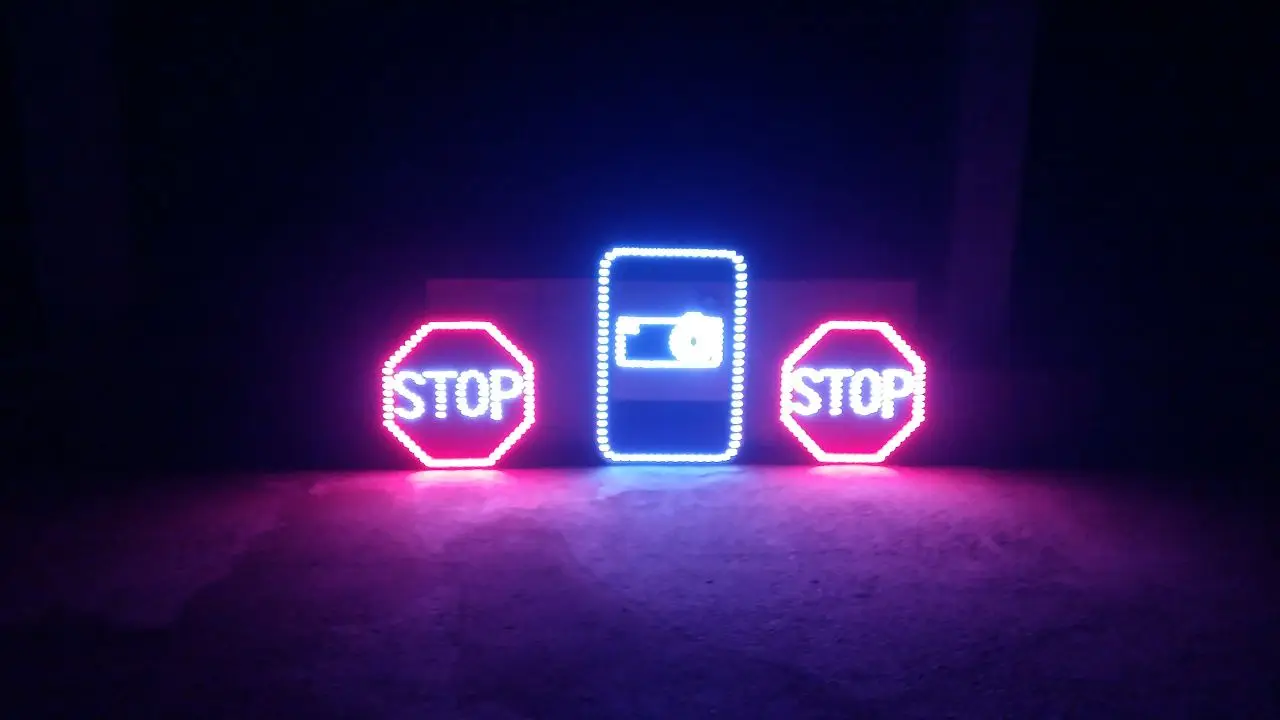 Triangle shape led flashing traffic warning solar panel powered road signs