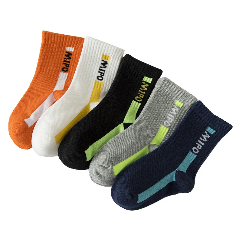 Детские модные носки в полоску с буквами в спортивном стиле контрастных цветов